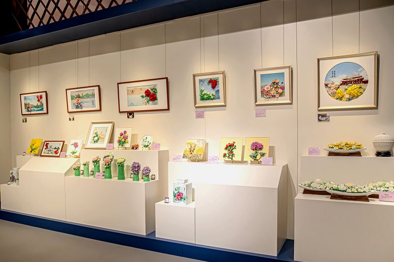 在韻麗陶瓷展廳，多彩的瓷花交相輝映