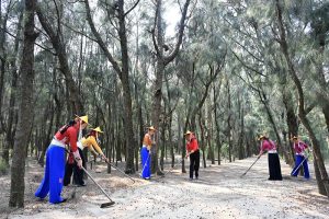 小岞林場惠女護林隊員在林場清理林道。 中新社