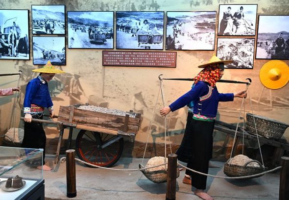 惠女水庫建設者中逾八成為女性，圖為惠女水庫紀念館裡的惠女塑像再現當年惠安女建設水庫時的勞作場景。中新網