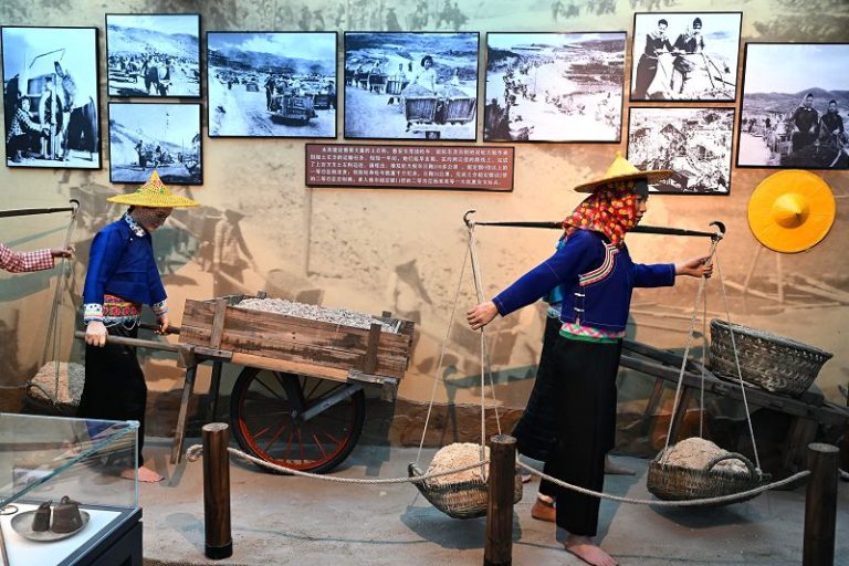 惠女水庫建設者中逾八成為女性，圖為惠女水庫紀念館裡的惠女塑像再現當年惠安女建設水庫時的勞作場景。中新網