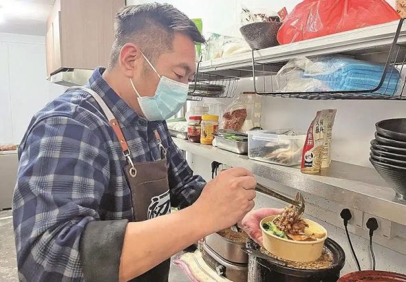 李耀宗在製作滷肉飯。