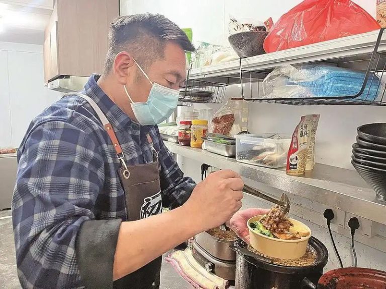 李耀宗在製作滷肉飯。