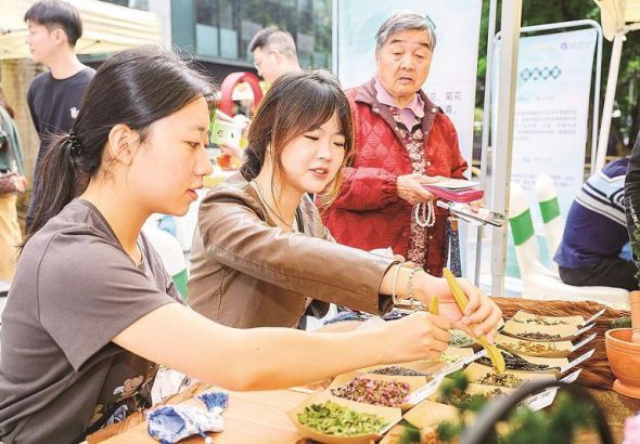 活動現場，市民在茶香氤氳中體驗製作香包。