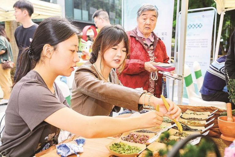 活動現場，市民在茶香氤氳中體驗製作香包。