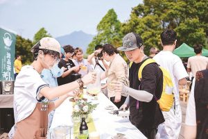 活動現場，鐵觀音新式茶飲吸引眾多市民遊客前來品嚐。