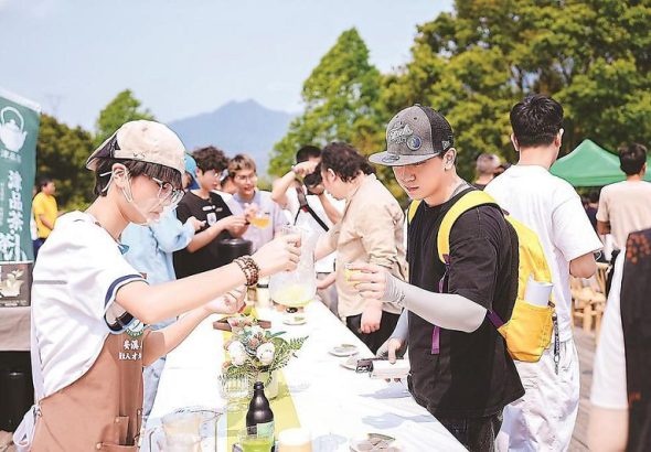 活動現場，鐵觀音新式茶飲吸引眾多市民遊客前來品嚐。