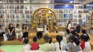 福建省外圖廈門書城繪本館在進行親子閱讀分享會。
