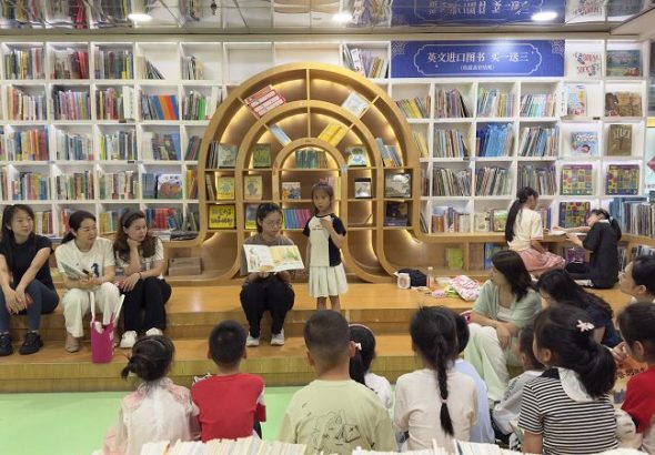 福建省外圖廈門書城繪本館在進行親子閱讀分享會。