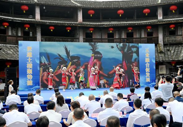項目對接會在獨具華安民俗特色的文藝展演中拉開序幕，高山族舞蹈等節目生動展現了華安多元的文化底蘊與地域特色。中新網