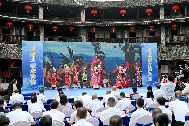 項目對接會在獨具華安民俗特色的文藝展演中拉開序幕，高山族舞蹈等節目生動展現了華安多元的文化底蘊與地域特色。中新網