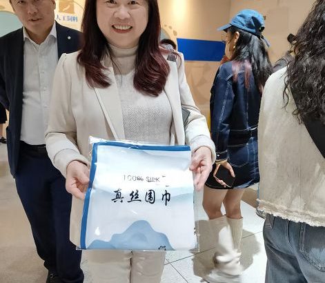 首訪四川綿陽鹽亭參加嫘祖文化節活動的中華文化兩岸交流協會秘書長李永平，參觀蠶絲博物館選了自己喜歡的絲巾。