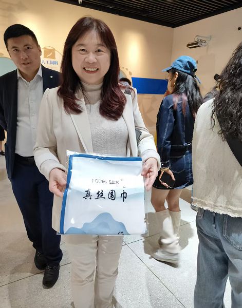 首訪四川綿陽鹽亭參加嫘祖文化節活動的中華文化兩岸交流協會秘書長李永平，參觀蠶絲博物館選了自己喜歡的絲巾。