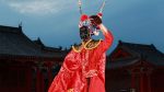 2日晚，在瀋陽故宮大政殿廣場，機器人登場表演人工智能與中國傳統文化相結合的《變臉》節目。