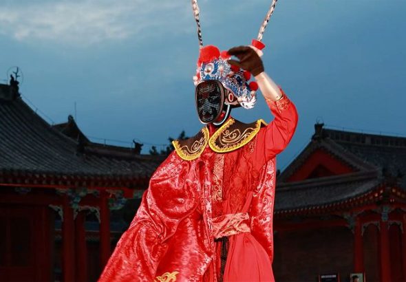 2日晚，在瀋陽故宮大政殿廣場，機器人登場表演人工智能與中國傳統文化相結合的《變臉》節目。