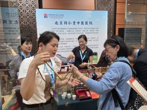 5月12日，兩岸中醫藥文化論壇在北京台灣會館舉辦。論壇現場設置了中醫藥文化展區。 中新社