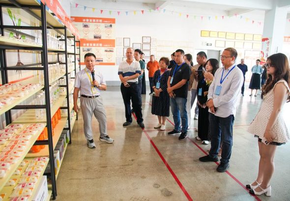 5月14日，2026年海外華文媒體南寧行活動走進廣西冰客食品有限公司，瞭解公司發展情況。