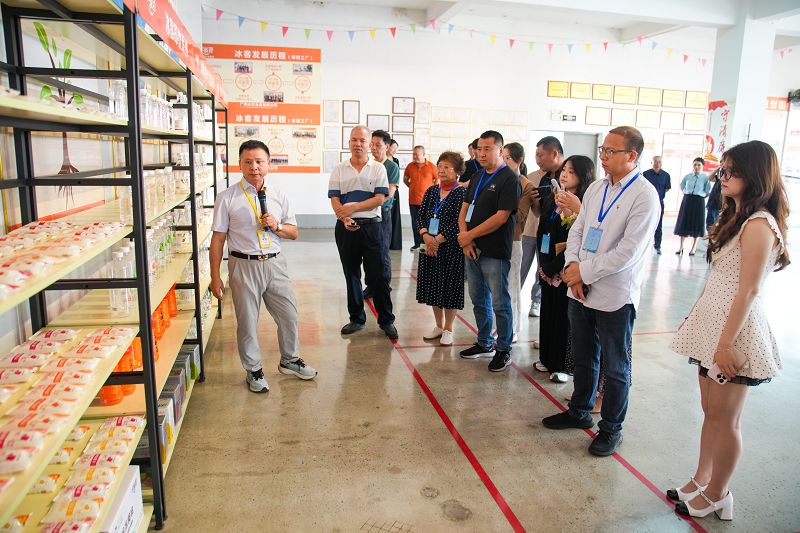 5月14日，2026年海外華文媒體南寧行活動走進廣西冰客食品有限公司，瞭解公司發展情況。