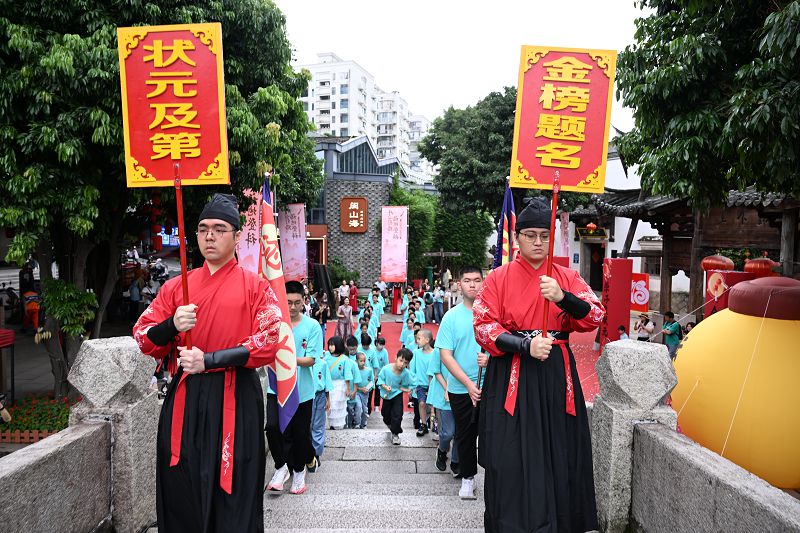 5月16日，「丹心引路，福地登科」2026年「學子敬狀元」活動在福州上下杭歷史文化街區舉行。