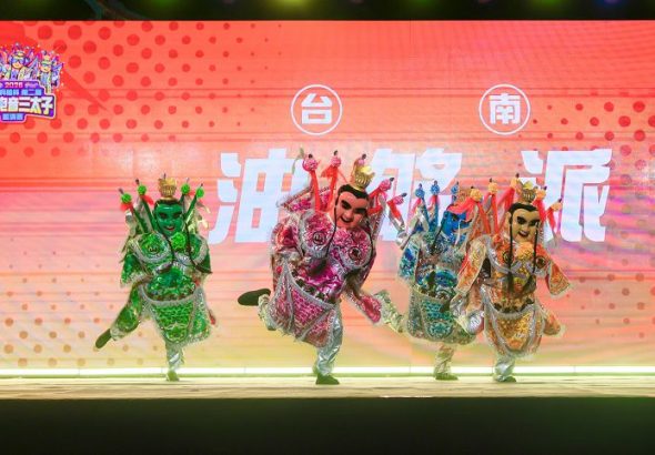 5月1日晚，兩岸的電音三太子們伴著樂聲一起舞動。