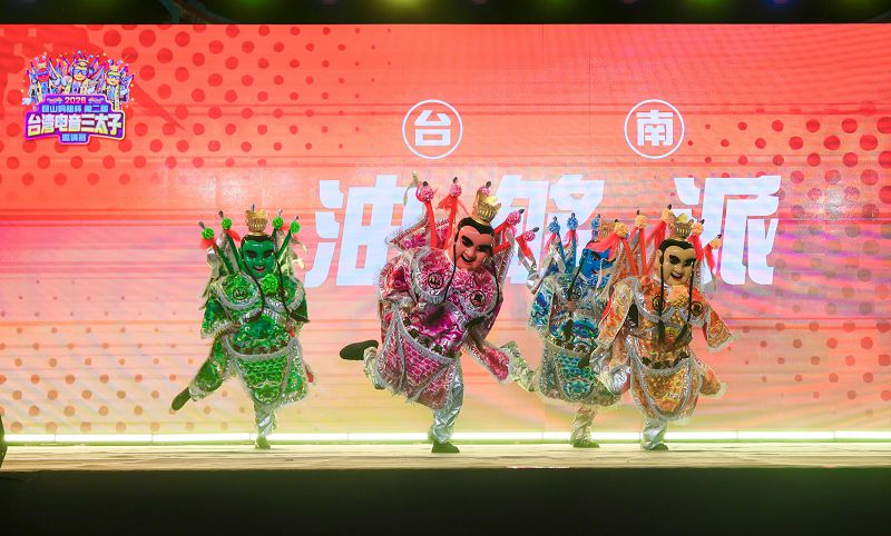 5月1日晚，兩岸的電音三太子們伴著樂聲一起舞動。
