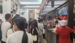 5月1日，海內外遊客在梧州冰泉豆漿館排隊點單。