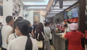 5月1日，海內外遊客在梧州冰泉豆漿館排隊點單。
