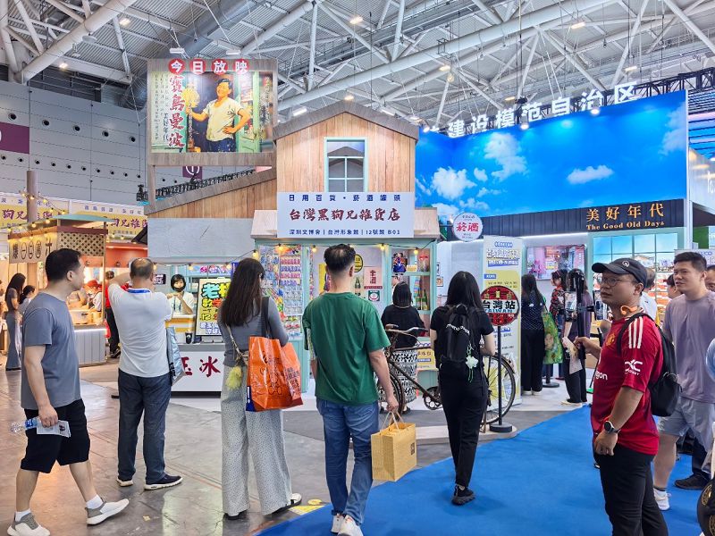 5月22日，觀眾參觀第二十二屆文博會台灣館。中新社
