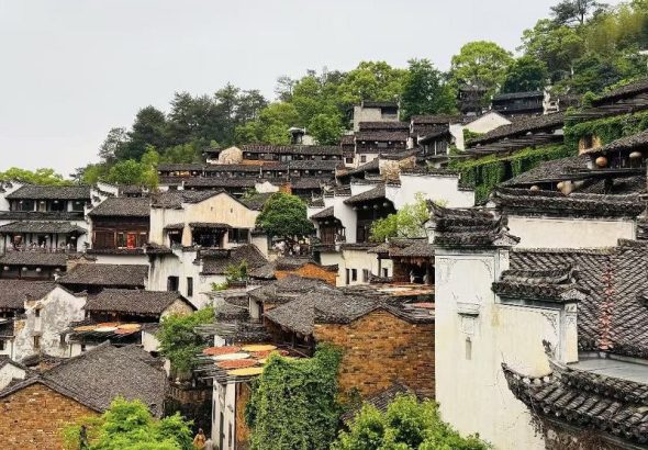 5月2日，在「中國最美鄉村」江西婺源篁嶺古村，民居在山崖上錯落有致。