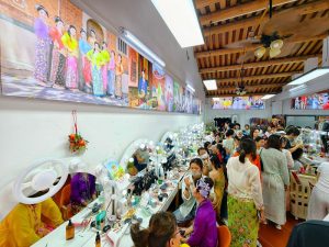 5月3日，遊客在旅拍店裡化妝。 - 複製