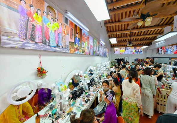 5月3日，遊客在旅拍店裡化妝。 - 複製