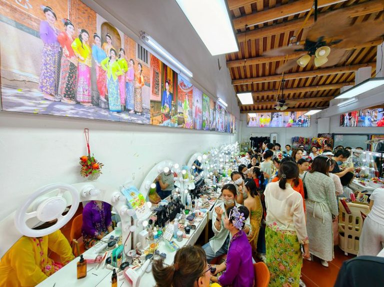 5月3日，遊客在旅拍店裡化妝。 - 複製