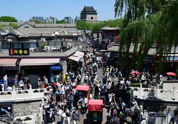5月4日，遊客在北京什剎海景區遊玩。 中新社