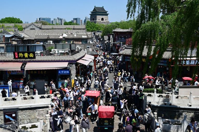 5月4日，遊客在北京什剎海景區遊玩。 中新社