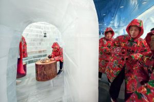 5月5日，中國傳統節氣立夏，遊客在天津首家全年恆溫室內冰雪場館打卡遊玩。 中新社
