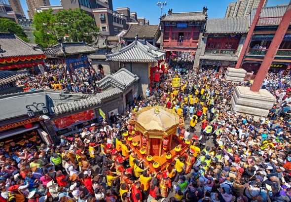 5月8日，天後出巡散福暨天津皇會展演在天津古文化街舉行，吸引眾多兩岸信眾及遊客參與。 中新社