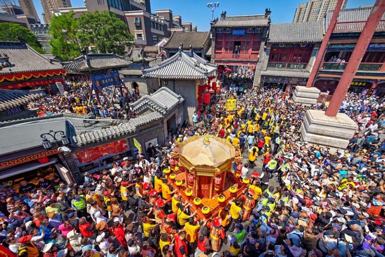 5月8日，天後出巡散福暨天津皇會展演在天津古文化街舉行，吸引眾多兩岸信眾及遊客參與。 中新社