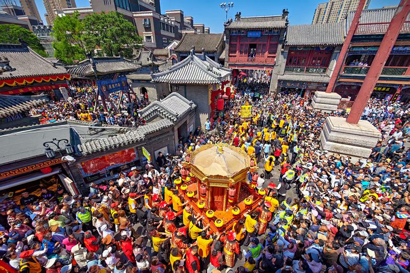 5月8日，天後出巡散福暨天津皇會展演在天津古文化街舉行，吸引眾多兩岸信眾及遊客參與。 中新社