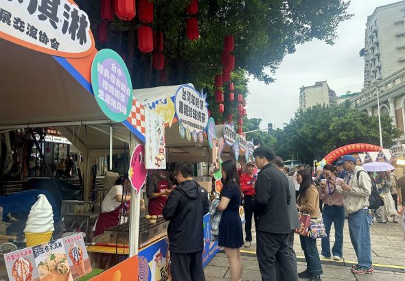 9日，2026五月榕台兩岸融合台灣好物市集上的美食吸引民眾駐足品嚐。