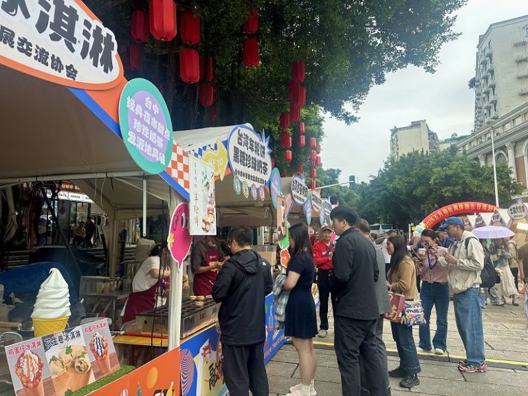 9日，2026五月榕台兩岸融合台灣好物市集上的美食吸引民眾駐足品嚐。