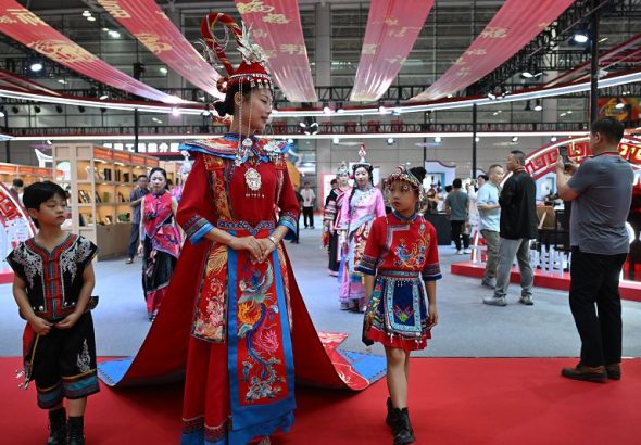 圖為福建佘族傳統服飾巡遊、展示。 中新社