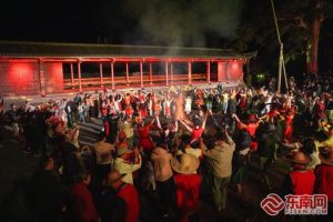 巴地村燈火璀璨、篝火融融。