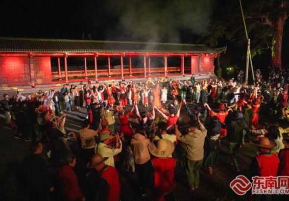 巴地村燈火璀璨、篝火融融。