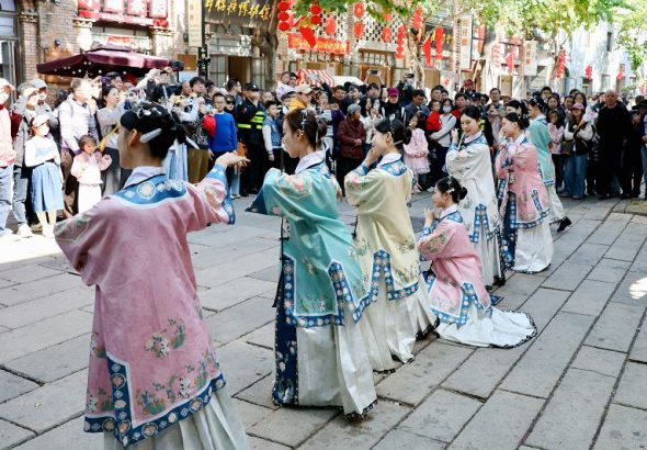 福州上下杭傳統街區的三條簪舞蹈快閃表演。