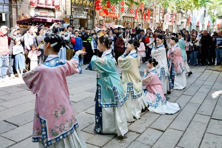 福州上下杭傳統街區的三條簪舞蹈快閃表演。