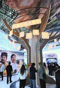 福建福州，「華夏宗親大福樹」吸引眾多參觀者駐足體驗。 中新社
