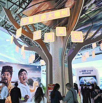 福建福州，「華夏宗親大福樹」吸引眾多參觀者駐足體驗。 中新社
