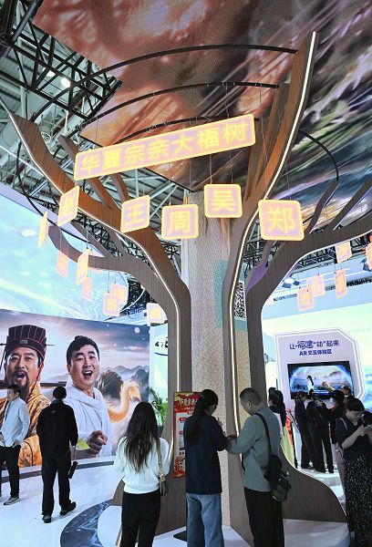 福建福州，「華夏宗親大福樹」吸引眾多參觀者駐足體驗。 中新社