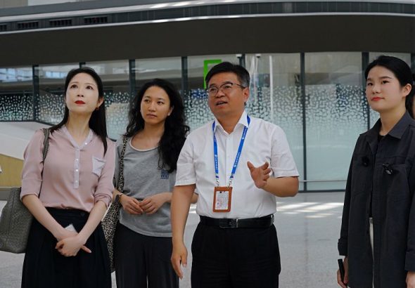 翔業集團旗下兆翔機場建設副總經理兼總工程師葛紅斌 （右二）向《台灣導報》全媒體中心策劃總監吳丹（左一）介紹翔安國際機場設計中融入的古厝、龍舟等兩岸共同文化元素