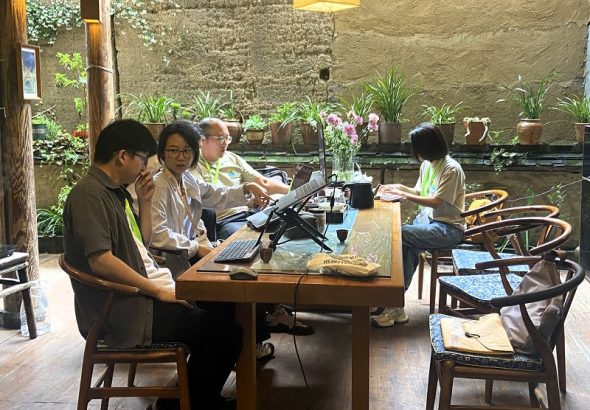 5月23日，福建省寧德市屏南縣熙嶺鄉龍潭村，技術人員在研發設計。 中新社