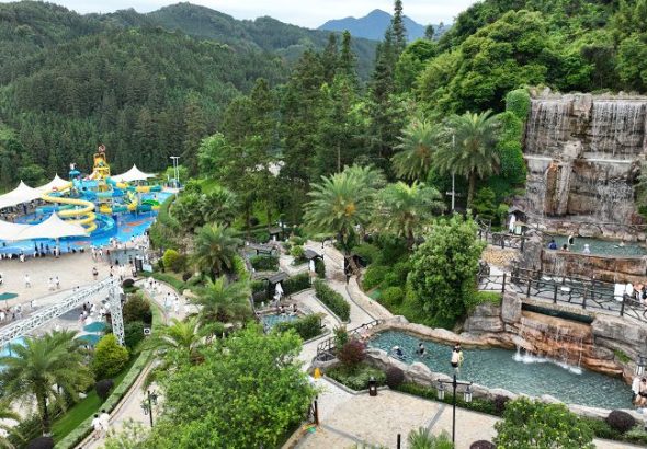 5月3日，航拍西溪森林溫泉度假村一隅，遊客正在泡溫泉。